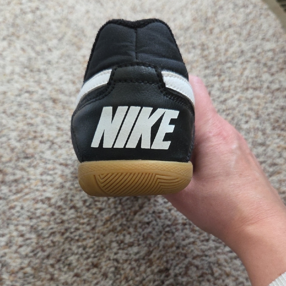 Nike Men's Black and White Indoor Soccer or Futsal Shoes with Tan Sole Size 6 - Picture 12 of 13